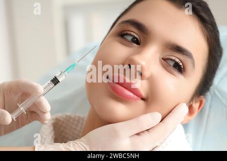 Junge Frau, die im Schönheitssalon gespritzt wird, Nahaufnahme Stockfoto