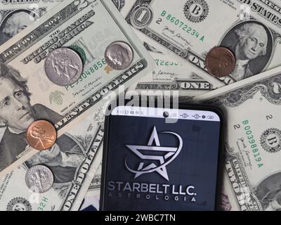 Deutschland. Januar 2024. In dieser Fotoabbildung ist ein Starbelt-Logo auf einem Smartphone mit US-Dollar-Banknoten und -Münzen im Hintergrund zu sehen. Quelle: SOPA Images Limited/Alamy Live News Stockfoto