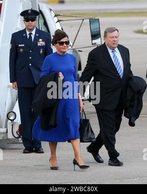 WEST Palm Beach, FL - Januar 17: Nur einen Tag nach seinem historischen Amtsenthebungsverfahren Versuch gestartet, US-Präsident Donald Trump mit seiner Frau die erste Dame Melania Trump und ihr Sohn Barron Trump wave und Unterstützer begrüßen, wie Sie auf dem Air Force One kommen am internationalen Flughafen Palm Beach entfernt. Präsident Trumpf werden dann in einem Roundtable mit republikanischen Unterstützer im Mar-a-Lago, durch eine gemeinsame Finanzausschuss Abendessen am Freitag Abend am 17 Januar, 2020 in West Palm Beach, Florida. Personen: Amalija und Viktor Knavs, die Eltern der First Lady Melania Trump Stockfoto