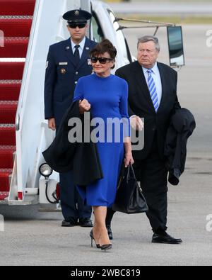 WEST Palm Beach, FL - Januar 17: Nur einen Tag nach seinem historischen Amtsenthebungsverfahren Versuch gestartet, US-Präsident Donald Trump mit seiner Frau die erste Dame Melania Trump und ihr Sohn Barron Trump wave und Unterstützer begrüßen, wie Sie auf dem Air Force One kommen am internationalen Flughafen Palm Beach entfernt. Präsident Trumpf werden dann in einem Roundtable mit republikanischen Unterstützer im Mar-a-Lago, durch eine gemeinsame Finanzausschuss Abendessen am Freitag Abend am 17 Januar, 2020 in West Palm Beach, Florida. Personen: Amalija und Viktor Knavs, die Eltern der First Lady Melania Trump Stockfoto