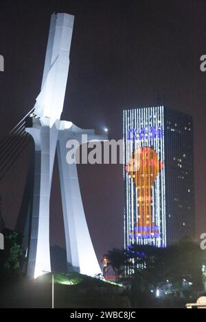 Abidjan, Elfenbeinküste. Januar 2024. Das Logo des Afrikapokals (AFCON) wird am 9. Januar 2024 auf einem Gebäude in Abidjan, Cote d'Ivoire, projiziert. Die Elfenbeinküste wird vom 13. Januar bis 11. Februar den Afrika-Cup der Nationen ausrichten. Quelle: Laurent Idibouo/Xinhua/Alamy Live News Stockfoto