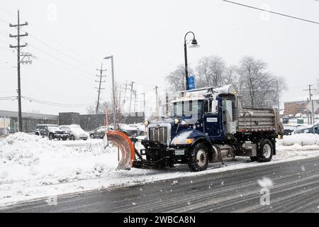 Chicago, USA. 9. Januar 2024. Chicago Wetter : Ein Schneepflug (Schneepflug) ist am Werk, wenn in den westlichen Vororten Chicagos starker Schnee fällt. Am Ende der Woche wird noch mehr Schnee erwartet, bevor die Temperaturen von -14 °C und darunter deutlich kälter werden. Quelle: Stephen Chung / Alamy Live News Stockfoto