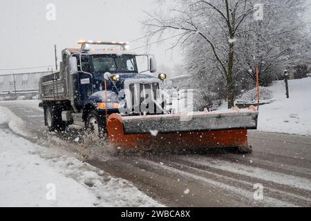 Chicago, USA. 9. Januar 2024. Chicago Wetter : Ein Schneepflug (Schneepflug) ist am Werk, wenn in den westlichen Vororten Chicagos starker Schnee fällt. Am Ende der Woche wird noch mehr Schnee erwartet, bevor die Temperaturen von -14 °C und darunter deutlich kälter werden. Quelle: Stephen Chung / Alamy Live News Stockfoto