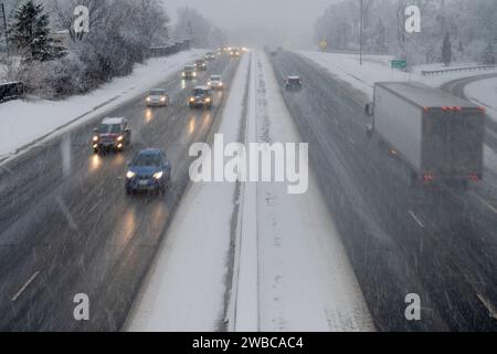 Chicago, USA. 9. Januar 2024. Chicago Wetter : der Verkehr zieht vorbei, wenn in den westlichen Vororten Chicagos starker Schnee fällt. Am Ende der Woche wird noch mehr Schnee erwartet, bevor die Temperaturen von -14 °C und darunter deutlich kälter werden. Quelle: Stephen Chung / Alamy Live News Stockfoto