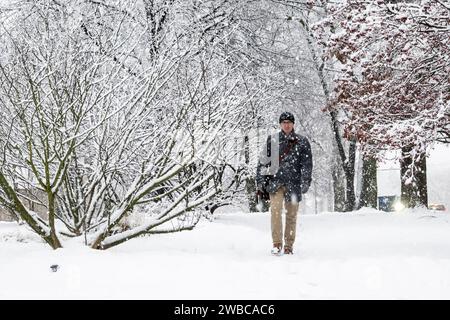 Chicago, USA. 9. Januar 2024. Chicago Wetter : Ein Pendler fährt nach Hause, wenn in den westlichen Vororten Chicagos starker Schnee fällt. Am Ende der Woche wird noch mehr Schnee erwartet, bevor die Temperaturen von -14 °C und darunter deutlich kälter werden. Quelle: Stephen Chung / Alamy Live News Stockfoto