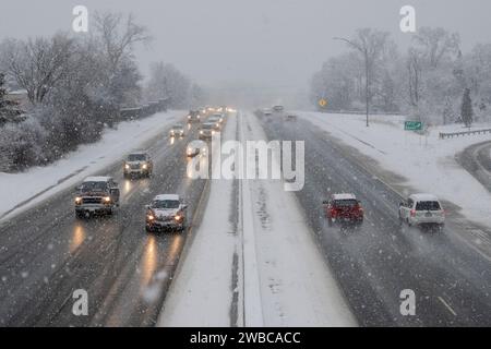 Chicago, USA. 9. Januar 2024. Chicago Wetter : der Verkehr zieht vorbei, wenn in den westlichen Vororten Chicagos starker Schnee fällt. Am Ende der Woche wird noch mehr Schnee erwartet, bevor die Temperaturen von -14 °C und darunter deutlich kälter werden. Quelle: Stephen Chung / Alamy Live News Stockfoto