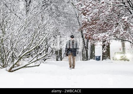 Chicago, USA. 9. Januar 2024. Chicago Wetter : Ein Pendler fährt nach Hause, wenn in den westlichen Vororten Chicagos starker Schnee fällt. Am Ende der Woche wird noch mehr Schnee erwartet, bevor die Temperaturen von -14 °C und darunter deutlich kälter werden. Quelle: Stephen Chung / Alamy Live News Stockfoto