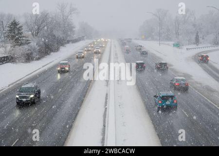 Chicago, USA. 9. Januar 2024. Chicago Wetter : der Verkehr zieht vorbei, wenn in den westlichen Vororten Chicagos starker Schnee fällt. Am Ende der Woche wird noch mehr Schnee erwartet, bevor die Temperaturen von -14 °C und darunter deutlich kälter werden. Quelle: Stephen Chung / Alamy Live News Stockfoto