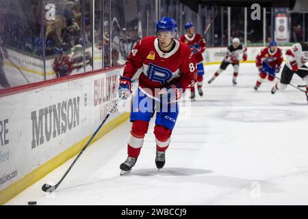 7. Januar 2024: William Trudeau (84) stürzt in der zweiten Periode gegen die Utica Comets. Die Utica Comets veranstalteten die Laval Rocket in einem Spiel der American Hockey League im Adirondack Bank Center in Utica, New York. (Jonathan Tenca/CSM) Stockfoto