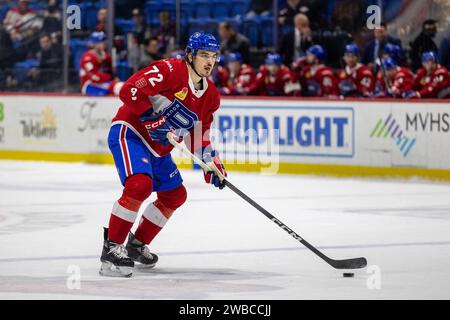 7. Januar 2024: Arber Xhekaj (72) der Laval-Raketenabwehrspieler Arber Xhekaj stürzt in der ersten Periode gegen die Utica-Kometen. Die Utica Comets veranstalteten die Laval Rocket in einem Spiel der American Hockey League im Adirondack Bank Center in Utica, New York. (Jonathan Tenca/CSM) Stockfoto