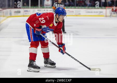 7. Januar 2024: Mattias Norlinder (29) der Laval-Raketenabwehrspieler Mattias Norlinder (29) stürzt in der ersten Periode gegen die Utica Comets. Die Utica Comets veranstalteten die Laval Rocket in einem Spiel der American Hockey League im Adirondack Bank Center in Utica, New York. (Jonathan Tenca/CSM) Stockfoto