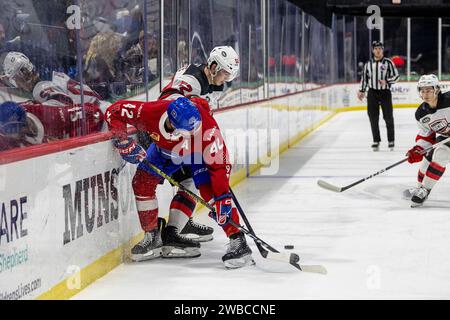 7. Januar 2024: Laval Rocket Forward Lucas Condotta (42) skatet in der zweiten Periode gegen die Utica Comets. Die Utica Comets veranstalteten die Laval Rocket in einem Spiel der American Hockey League im Adirondack Bank Center in Utica, New York. (Jonathan Tenca/CSM) Stockfoto