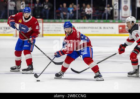 7. Januar 2024: Laval Rocket Forward Xavier Simoneau (81) stürzt in der ersten Periode gegen die Utica Comets. Die Utica Comets veranstalteten die Laval Rocket in einem Spiel der American Hockey League im Adirondack Bank Center in Utica, New York. (Jonathan Tenca/CSM) Stockfoto