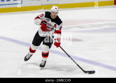 7. Januar 2024: Der Verteidiger Tyler Wotherspoon (23) der Utica Comets stürzt in der dritten Periode gegen die Laval-Rakete. Die Utica Comets veranstalteten die Laval Rocket in einem Spiel der American Hockey League im Adirondack Bank Center in Utica, New York. (Jonathan Tenca/CSM) Stockfoto