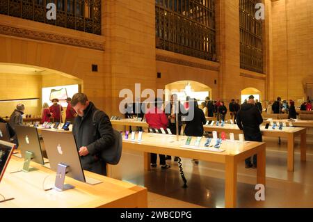 New York, Usa. Januar 2024. Kunden kaufen in einem Apple Store im Grand Central Terminal in Midtown Manhattan, New York City. Quelle: SOPA Images Limited/Alamy Live News Stockfoto