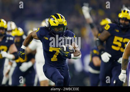 HOUSTON, Texas – 08. JANUAR: Michigan Wolverines Running Back Donovan Edwards (7) läuft im ersten Quartal der CFP National Championship gegen die Washington Huskies am 08. Januar 2024 im NRG Stadium in Houston, Texas, für einen 46-Yard-Touchdown. (Foto: Joe Robbins/Image of Sport) Stockfoto