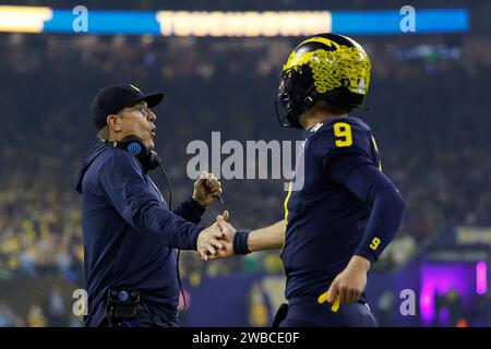 HOUSTON, Texas – 08. JANUAR: Jim Harbaugh, Cheftrainer von Michigan Wolverines, feiert mit Quarterback J.J. McCarthy (9) während der CFP National Championship gegen die Washington Huskies am 08. Januar 2024 im NRG Stadium in Houston, Texas. (Foto: Joe Robbins/Image of Sport) Stockfoto
