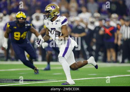 HOUSTON, Texas – 08. JANUAR: Washington Huskies Running Back Dillon Johnson (7) läuft mit dem Ball während der CFP National Championship gegen die Michigan Wolverines am 08. Januar 2024 im NRG Stadium in Houston, Texas. (Foto: Joe Robbins/Image of Sport) Stockfoto
