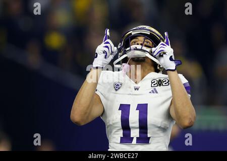 HOUSTON, TX – 08. JANUAR: Washington Huskies Wide Receiver Jalen McMillan (11) feiert nach einem 3-Yard-Touchdown im zweiten Quartal der CFP National Championship gegen die Michigan Wolverines am 08. Januar 2024 im NRG Stadium in Houston, Texas. (Foto: Joe Robbins/Image of Sport) Stockfoto