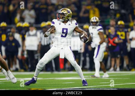 HOUSTON, Texas – 08. JANUAR: Washington Huskies Quarterback Michael Penix Jr. (9) übergibt den Ball während der CFP National Championship gegen die Michigan Wolverines am 8. Januar 2024 im NRG Stadium in Houston, Texas. (Foto: Joe Robbins/Image of Sport) Stockfoto