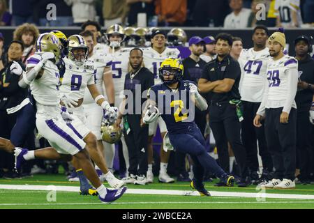 HOUSTON, Texas – 08. JANUAR: Michigan Wolverines Running Back Blake Corum (2) läuft mit dem Ball während der CFP National Championship gegen die Washington Huskies am 08. Januar 2024 im NRG Stadium in Houston, Texas. (Foto: Joe Robbins/Image of Sport) Stockfoto