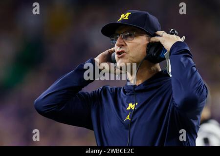 HOUSTON, Texas – 08. JANUAR: Jim Harbaugh, Cheftrainer der Michigan Wolverines, sieht sich bei der CFP National Championship gegen die Washington Huskies am 08. Januar 2024 im NRG Stadium in Houston, Texas, an. (Foto: Joe Robbins/Image of Sport) Stockfoto