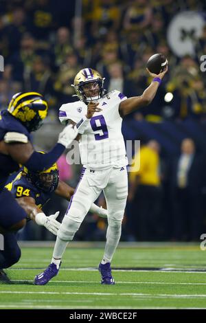 HOUSTON, Texas – 08. JANUAR: Washington Huskies Quarterback Michael Penix Jr. (9) übergibt den Ball während der CFP National Championship gegen die Michigan Wolverines am 8. Januar 2024 im NRG Stadium in Houston, Texas. (Foto: Joe Robbins/Image of Sport) Stockfoto