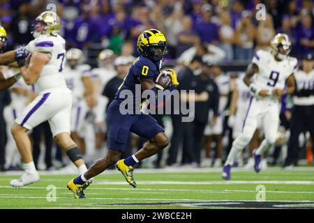 HOUSTON, Texas – 08. JANUAR: Michigan Wolverines Defensivback Mike Sainristil (0) läuft mit dem Ball, nachdem er im vierten Quartal der CFP National Championship gegen die Washington Huskies am 08. Januar 2024 im NRG Stadium in Houston, Texas, abgefangen hatte. (Foto: Joe Robbins/Image of Sport) Stockfoto