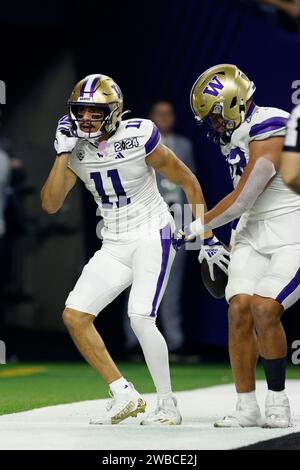 HOUSTON, TX – 08. JANUAR: Washington Huskies Wide Receiver Jalen McMillan (11) feiert nach einem 3-Yard-Touchdown im zweiten Quartal der CFP National Championship gegen die Michigan Wolverines am 08. Januar 2024 im NRG Stadium in Houston, Texas. (Foto: Joe Robbins/Image of Sport) Stockfoto
