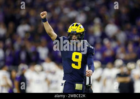 HOUSTON, Texas – 08. JANUAR: Der Quarterback von Michigan Wolverines, J.J. McCarthy (9), feiert während der CFP National Championship gegen die Washington Huskies am 08. Januar 2024 im NRG Stadium in Houston, Texas. (Foto: Joe Robbins/Image of Sport) Stockfoto
