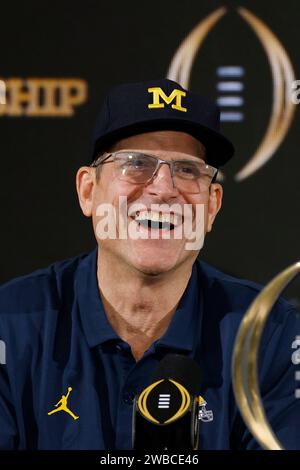 HOUSTON, Texas – 08. JANUAR: Jim Harbaugh, Cheftrainer von Michigan Wolverines, spricht im Anschluss an die CFP National Championship gegen die Washington Huskies am 08. Januar 2024 im NRG Stadium in Houston, Texas, vor den Medien. (Foto: Joe Robbins/Image of Sport) Stockfoto
