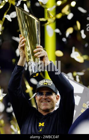 HOUSTON, Texas – 08. JANUAR: Jim Harbaugh, Cheftrainer der Michigan Wolverines, feiert nach der CFP National Championship gegen die Washington Huskies am 08. Januar 2024 im NRG Stadium in Houston, Texas. (Foto: Joe Robbins/Image of Sport) Stockfoto