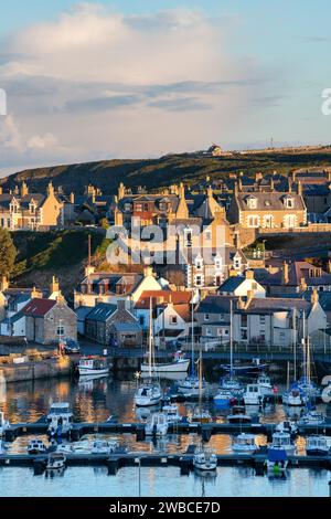 Findochty in der Dezembernachmittagssonne. Morayshire, Schottland. Stockfoto