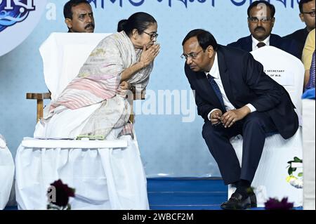 Kalkutta, Indien. Januar 2024. KOLKATA, INDIEN - 9. JANUAR: Der amtierende Minister von Westbengalen Mamata Banerjee interagiert mit dem amtierenden Ministerpräsidenten Bhagwati Prasad Gopalika während der Einweihung des „Ganga Sagar Mela Outram Ghat Transit Point“ vor Makar Sankranti am 9. Januar 2024 in Kalkutta, Indien. (Foto: Samir Jana/Hindustan Times/SIPA USA) Credit: SIPA USA/Alamy Live News Stockfoto