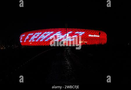 München, Deutschland. Januar 2024. Die zu Ehren des verstorbenen Franz Beckenbauer in rot beleuchtete Allianz-Arena des FC Bayern München mit dem Schriftzug Danke Franz. Schriftzug Danke Franz, FC Bayern München, Allianz Arena, München, 09.01.2024. Foto: Eibner-Pressefoto/Heike feiner Credit: dpa/Alamy Live News Stockfoto