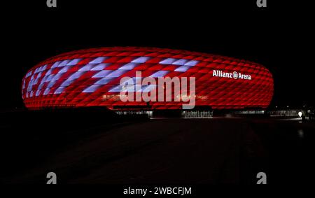 München, Deutschland. Januar 2024. Die zu Ehren des verstorbenen Franz Beckenbauer in rot beleuchtete Allianz-Arena des FC Bayern München mit dem Schriftzug Danke Franz. Schriftzug Danke Franz, FC Bayern München, Allianz Arena, München, 09.01.2024. Foto: Eibner-Pressefoto/Heike feiner Credit: dpa/Alamy Live News Stockfoto