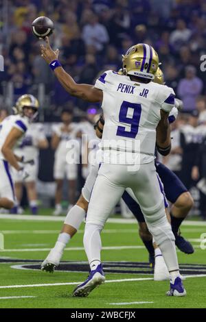 Washington Huskies Quarterback Michael Penix Jr. (9) tritt während des College Football P 2024 gegen die Michigan Wolverines-Verteidigung an die Seitenlinie Stockfoto