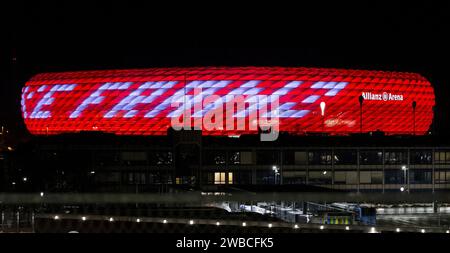 München, Deutschland. Januar 2024. Die zu Ehren des verstorbenen Franz Beckenbauer in rot beleuchtete Allianz-Arena des FC Bayern München mit dem Schriftzug Danke Franz. Schriftzug Danke Franz, FC Bayern München, Allianz Arena, München, 09.01.2024. Foto: Eibner-Pressefoto/Heike feiner Credit: dpa/Alamy Live News Stockfoto