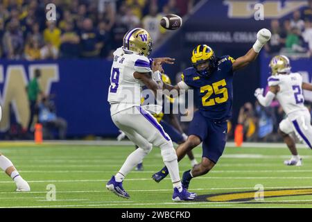 Washington Huskies Quarterback Michael Penix Jr. (9) kann den Pass als Michigan Wolverines Linebacker Junior Colson (25) verteidigen Stockfoto