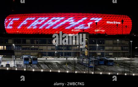 München, Deutschland. Januar 2024. Die zu Ehren des verstorbenen Franz Beckenbauer in rot beleuchtete Allianz-Arena des FC Bayern München mit dem Schriftzug Danke Franz. Schriftzug Danke Franz, FC Bayern München, Allianz Arena, München, 09.01.2024. Foto: Eibner-Pressefoto/Heike feiner Credit: dpa/Alamy Live News Stockfoto