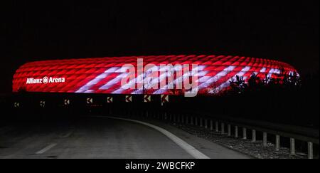 München, Deutschland. Januar 2024. Die zu Ehren des verstorbenen Franz Beckenbauer in rot beleuchtete Allianz-Arena des FC Bayern München mit dem Schriftzug Danke Franz. Schriftzug Danke Franz, FC Bayern München, Allianz Arena, München, 09.01.2024. Foto: Eibner-Pressefoto/Heike feiner Credit: dpa/Alamy Live News Stockfoto