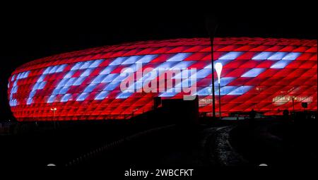 München, Deutschland. Januar 2024. Die zu Ehren des verstorbenen Franz Beckenbauer in rot beleuchtete Allianz-Arena des FC Bayern München mit dem Schriftzug Danke Franz. Schriftzug Danke Franz, FC Bayern München, Allianz Arena, München, 09.01.2024. Foto: Eibner-Pressefoto/Heike feiner Credit: dpa/Alamy Live News Stockfoto