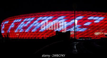 München, Deutschland. Januar 2024. Die zu Ehren des verstorbenen Franz Beckenbauer in rot beleuchtete Allianz-Arena des FC Bayern München mit dem Schriftzug Danke Franz. Schriftzug Danke Franz, FC Bayern München, Allianz Arena, München, 09.01.2024. Foto: Eibner-Pressefoto/Heike feiner Credit: dpa/Alamy Live News Stockfoto