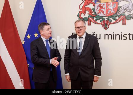 RIGA, Lettland. Januar 2024. Arvils Aserbaidschadens (R), Finanzminister Lettlands, trifft mit Paschal Donohoe (L), Präsident der Eurogruppe, Minister für öffentliche Ausgaben, nationale Entwicklung und Reform Irlands. Quelle: Gints Ivuskans/Alamy Live News Stockfoto