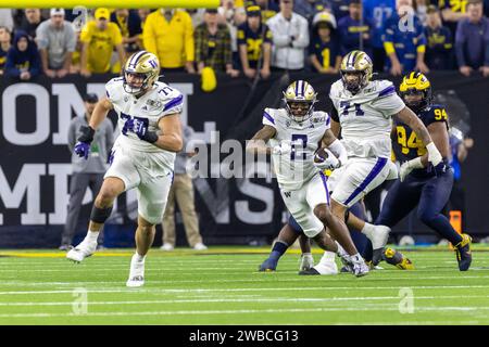 Washington Huskies Wide Receiver Ja'Lynn Polk (2) trägt den Ball, indem er den Offensive Lineman Julius Buelow (77) während des College 2024 blockiert Stockfoto