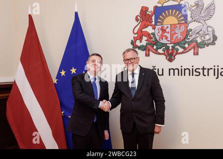 RIGA, Lettland. Januar 2024. Arvils Aserbaidschadens (R), Finanzminister Lettlands, trifft mit Paschal Donohoe (L), Präsident der Eurogruppe, Minister für öffentliche Ausgaben, nationale Entwicklung und Reform Irlands. Quelle: Gints Ivuskans/Alamy Live News Stockfoto