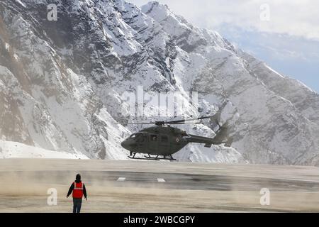 Der Hubschrauber der Indian Air Force landet in großer Höhe im Himalaya. Die indische Luftwaffe ist die Luftwaffe der indischen Streitkräfte. Er steht auf Platz vier Stockfoto