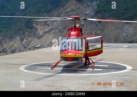 Ein Hubschrauber landete auf dem Hubschrauberlandeplatz in Indien. Ein Hubschrauber ist ein Typ von Drehflüglern, bei dem der Auftrieb und der Schub von einem horizontal drehenden Rotor geliefert werden Stockfoto