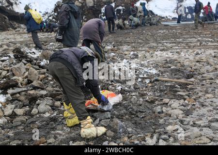 Rudraprayag, Uttarakhand, Indien, Dezember 12 2014, Wiederaufbau in Kedarnath in der Wintersaison. Der Grundstein der Rekonstruktion Stockfoto