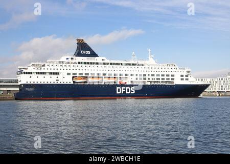 Kopenhagen, Dänemark - 22. Oktober 2023: Seitenansicht des DFDS-Kreuzes Pearl Seaways bei Ankunft aus Oslo. Stockfoto